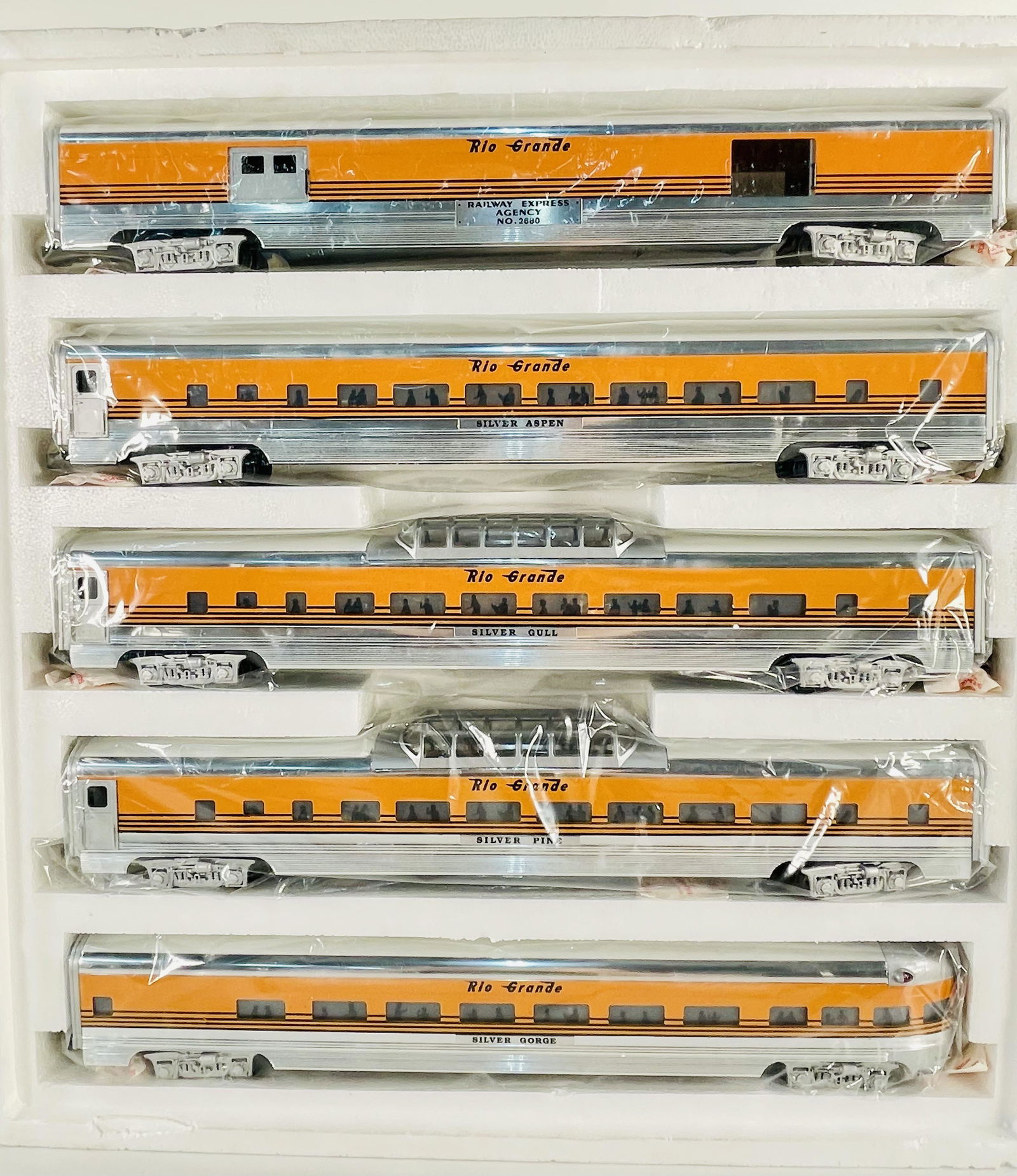 Weaver O Gauge Scale Aluminum 5 – Car Passenger D & RG (1 of 5)