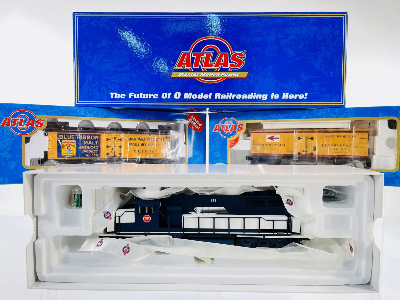 Atlas O Gauge Missouri Pacific GP – 35 Locomotive Powered and 36’ Wood Reefer Car and (1 of 6)
