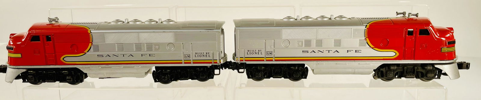 Postwar Lionel O Gauge 2383 Santa Fe AA F3 Units Powered and Nonpowered (1 of 7)
