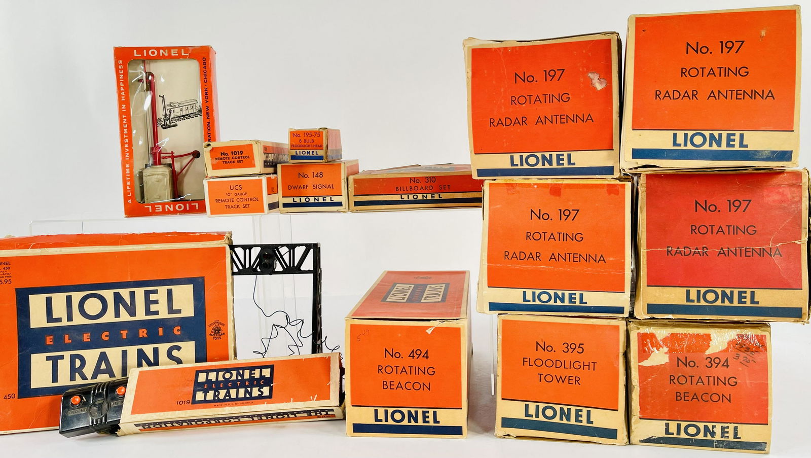 Postwar Lionel O Gauge Multiple Accessories (1 of 5)
