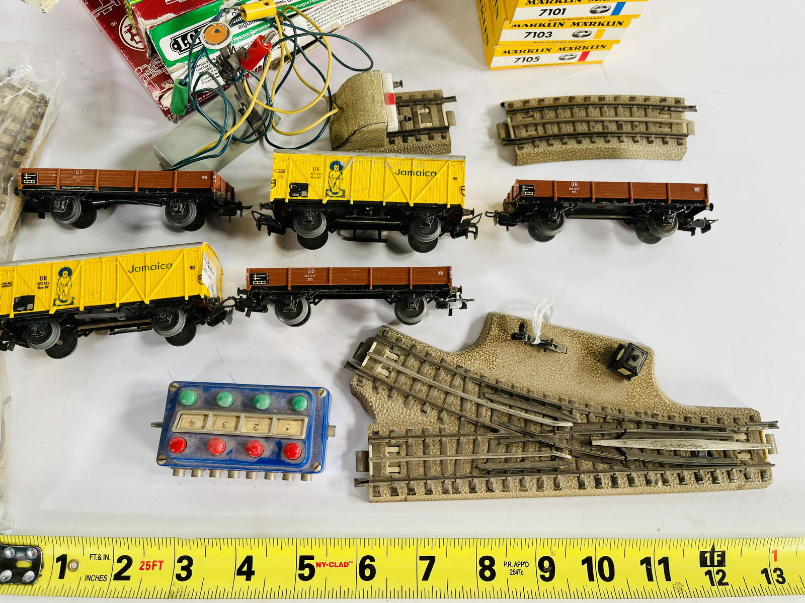 Postwar LGB G Gauge left switch and right switch and miscellaneous Markman HO Track and accessories: Postwar LGB G Gauge left switch and right switch and miscellaneous Markman HO Track and accessories with Marklin shed and American Flyer Accessory, with the G Gauge left and right switches in original