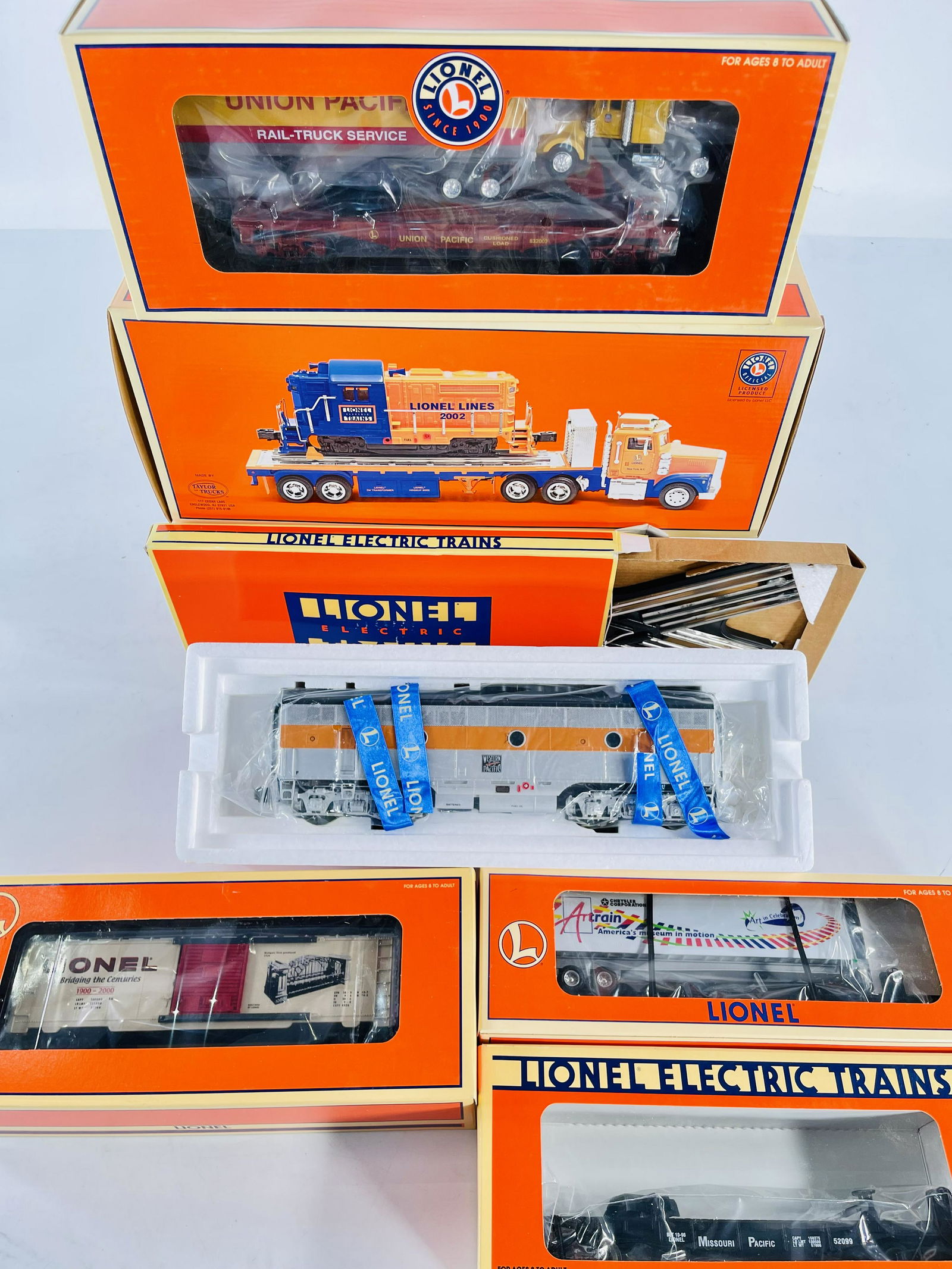 New Lionel O Gauge F3 B Unit Western Pacific and Assorted Freight Cars (1 of 8)