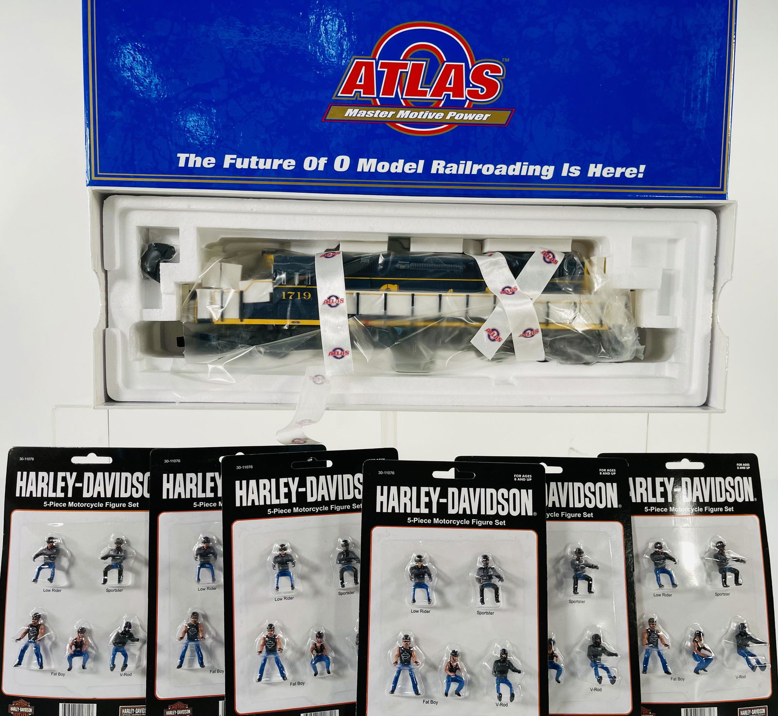 Atlas O Gauge Santa Fe SD 40 Locomotive Nonpowered and 5 Packs of Harley-Davidson 5 Piece Motorcycle (1 of 4)