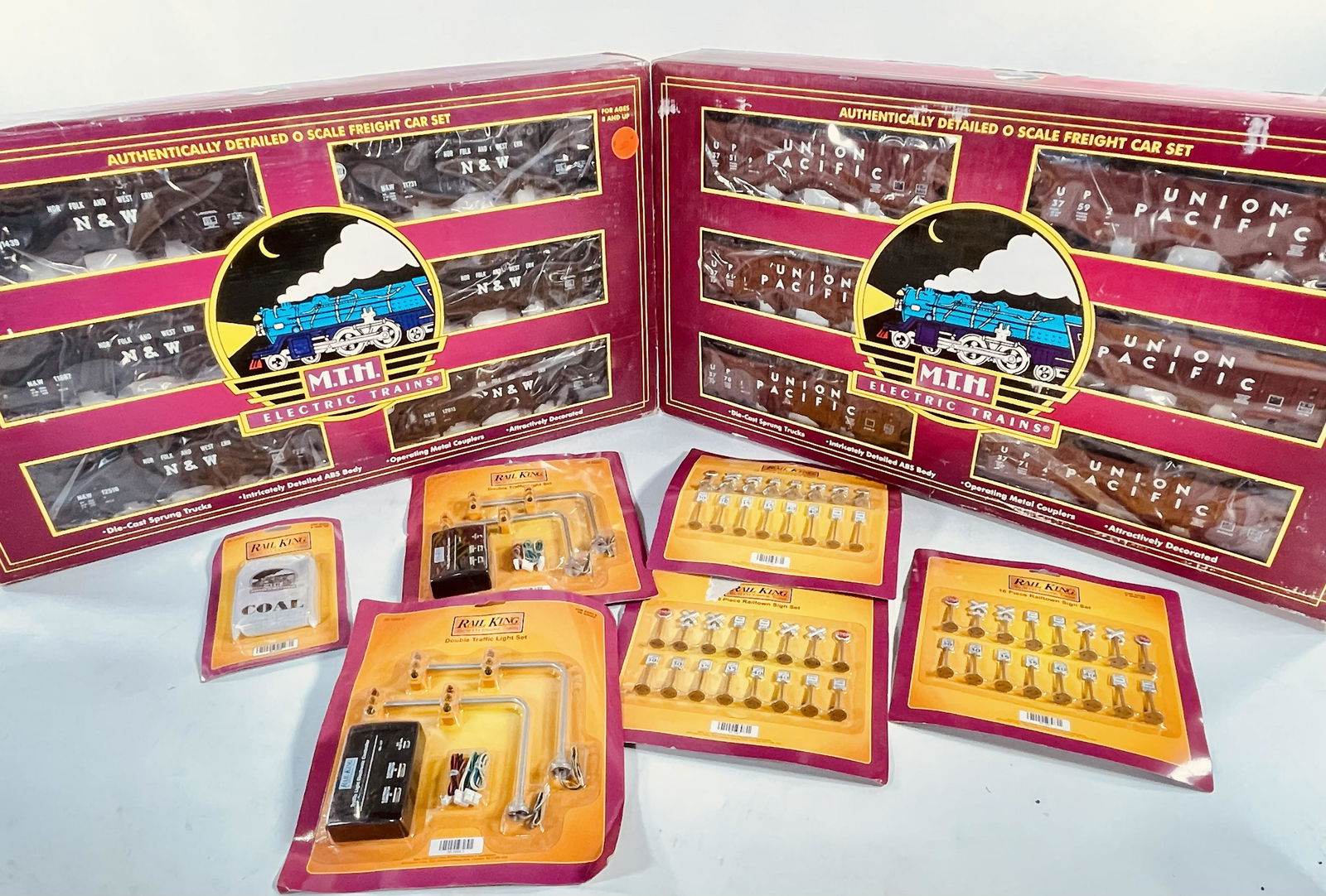 MTH O Gauge Union Pacific 4-Bay Hopper with coal and 6-Car Set and Norfolk & Western 4-Bay hopper (1 of 6)