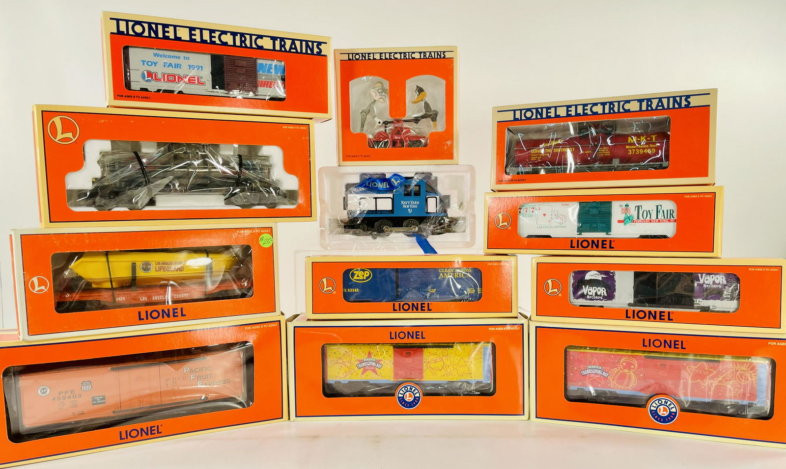 New Lionel O Gauge PWC #51 Navy Yard Switcher and Eleven (11) Assorted Freight Cars (1 of 8)