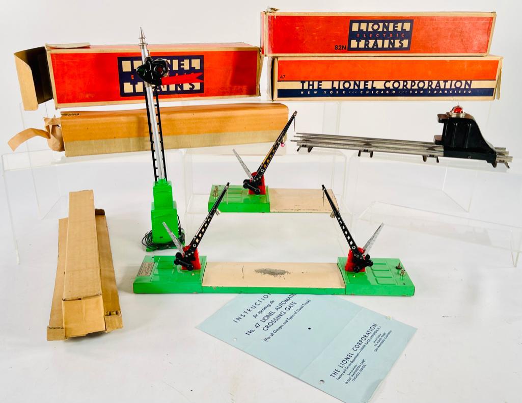 Lionel Prewar Automatic Crossing Gate (double and single) Bumper and Semaphore (1 of 4)