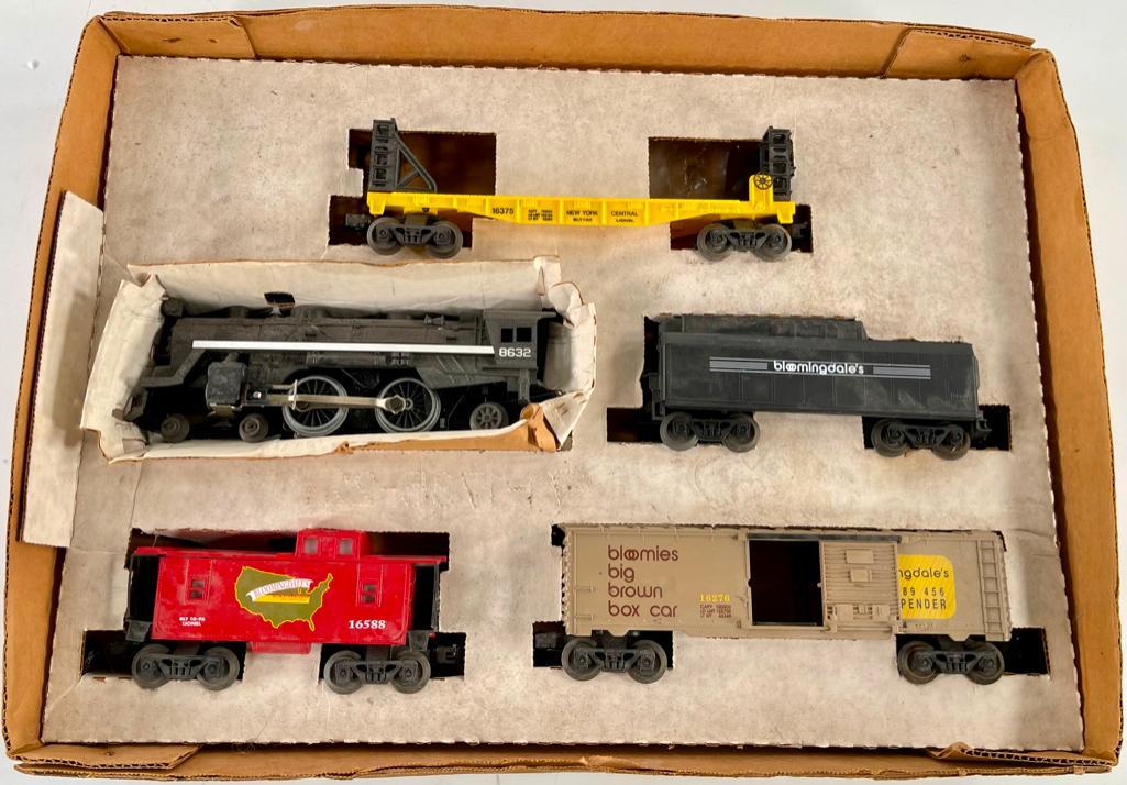 New Lionel 8632 Bloomingdale's Loco and Tender and 3 car train set (1 of 11)