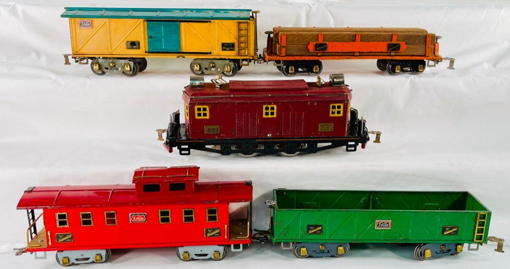American Flyer Prewar Wide Gauge #4019 Maroon Electric and Four (4) Assorted Freight Cars: American Flyer Prewar Wide Gauge #4019 Maroon Electric and Four (4) Assorted Freight Cars, with the #4019 electric in C5, #4018 box car in C4, #4023 lumber car in C5, #4011 caboose in C5 and #4017 gre