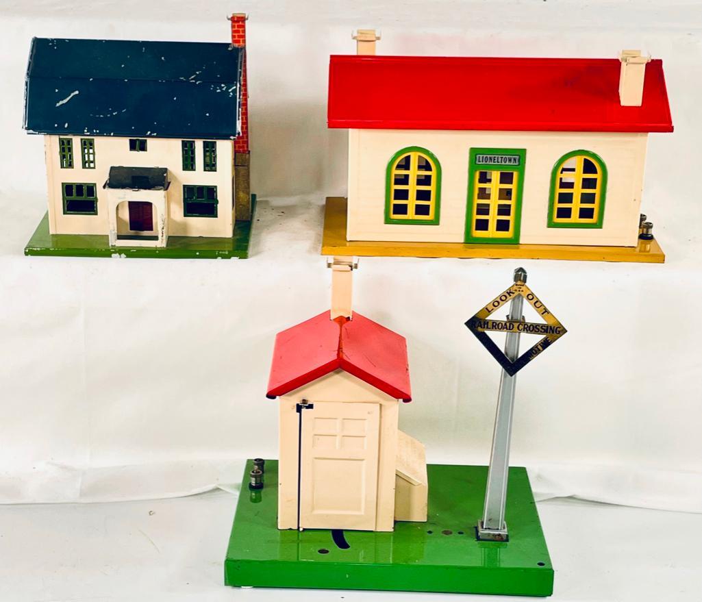 Lionel Prewar #45 Automatic Gateman, #189 Villa and #137 Station (1 of 15)