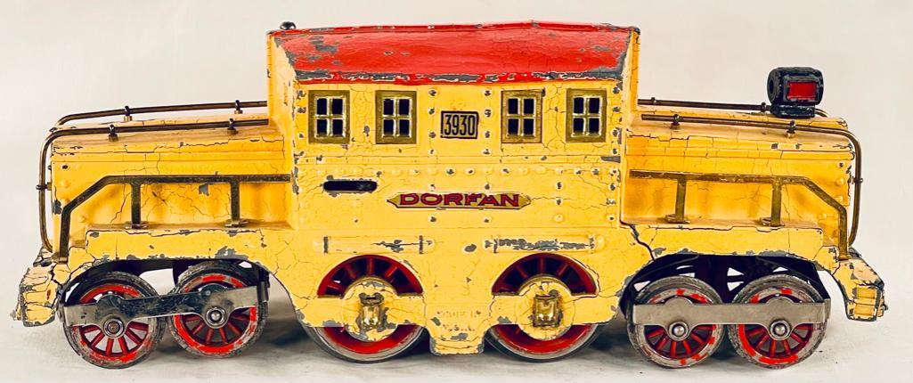 Dorfan Prewar Wide Gauge 3930 Floridian Electric Cream/Red: Dorfan Prewar Wide Gauge 3930 Floridian Electric Cream/Red, in C4 with major cracking and missing some hardware. Motor may be incomplete. May not survive shipping and disintegrate. There is no return