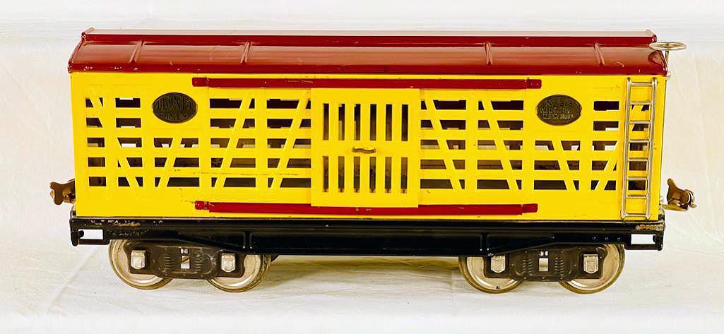 Lionel Prewar Standard Gauge 213 Maroon/Ivory Livestock Car (1 of 4)