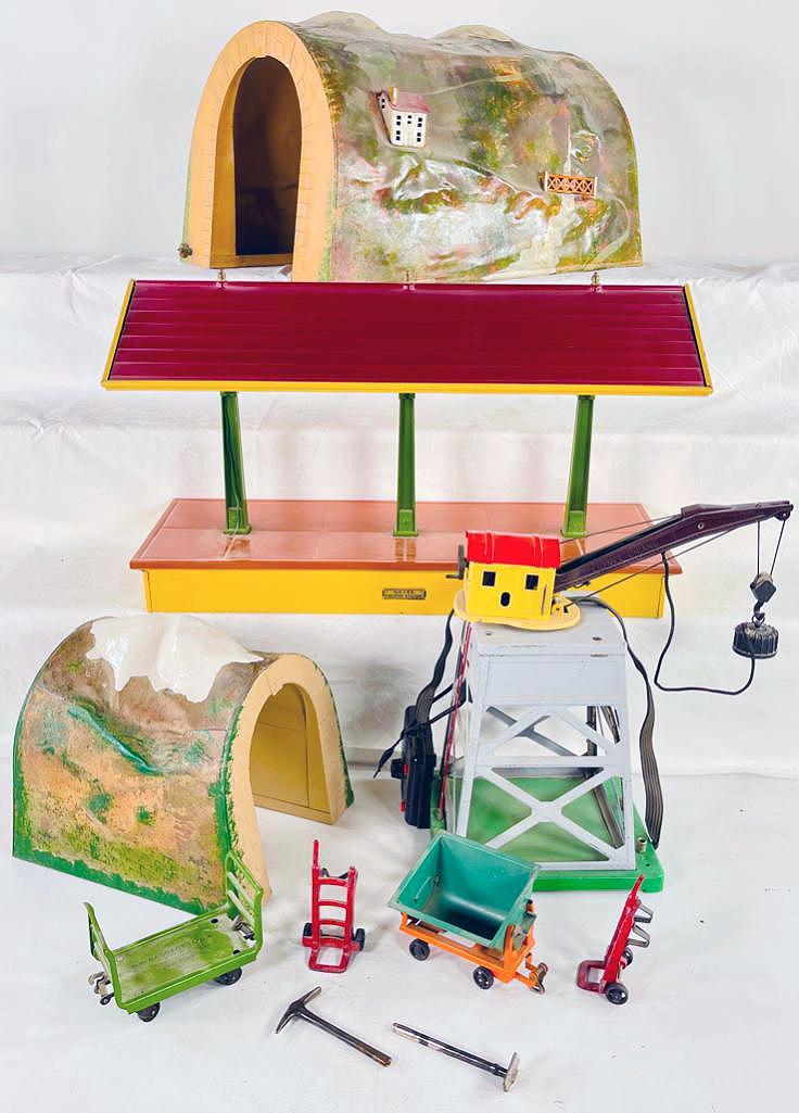 Lionel Prewar 120 Tunnel, Smaller 119 Tunnel, 155 Freight Station early colors & 165 Magnetic Crane (1 of 4)