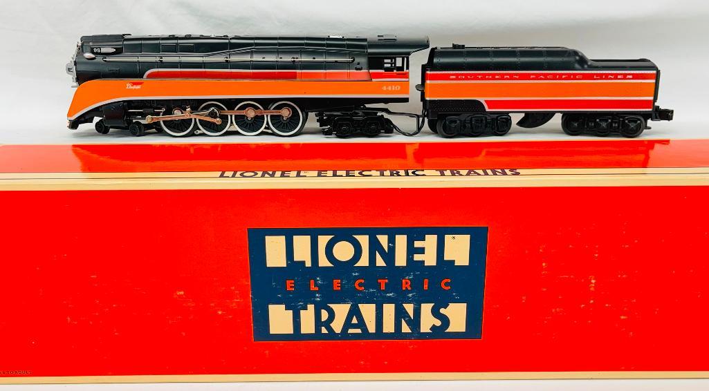 New Lionel O Gauge Southern Pacific GS - 2 Daylight 4 - 8 - 4 Loco and Tender (1 of 10)