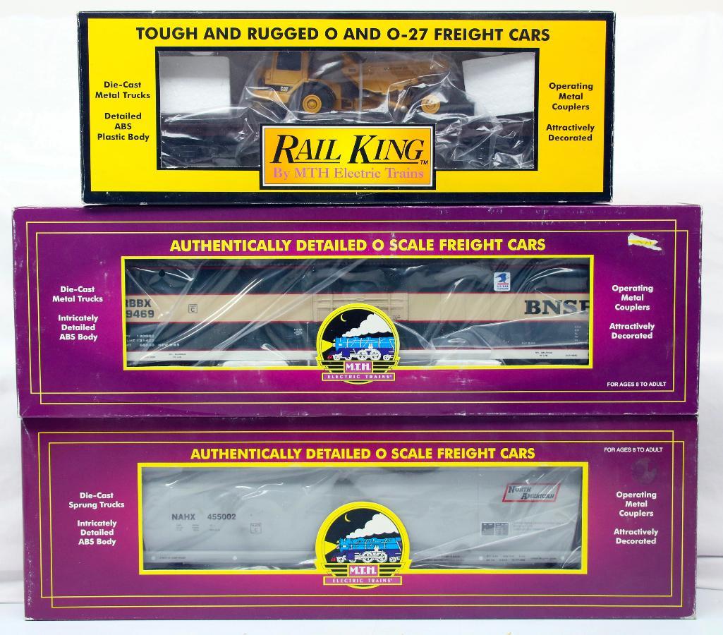 MTH O Gauge Construction Flat with Dump Truck - North American 4 bay Cylindrical Green Hopper - BNSF (1 of 5)