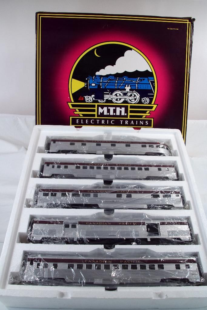 MTH O Gauge Canadian Pacific 5-Car 70 foot ABS Passenger Set with ribbed sides: MTH O Gauge Canadian Pacific 5-Car 70 foot ABS Passenger Set with ribbed sides, in C8 plus -possibly test run -and in its original box.
