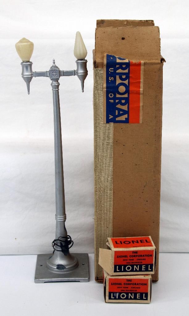 Lionel Prewar Standard Gauge 63 Lamppost: Lionel Prewar Standard Gauge 63 Lamppost, in C8 minus with original light and original box, and original box shows slight wear.