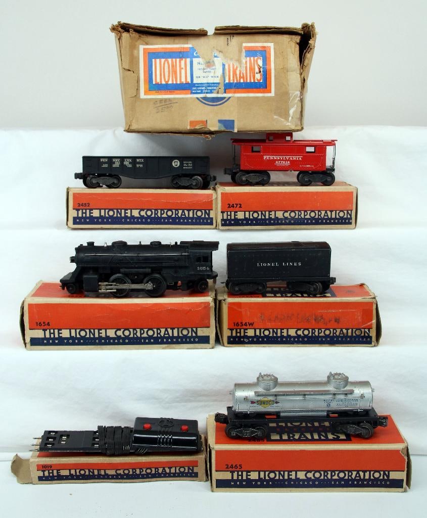 Lionel Postwar 1654 Black Loco and 1654W Black Tender with Freight Cars (1 of 12)
