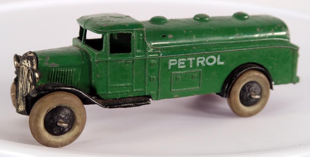 Dinky Toys 25d Petrol Oil Tank Wagon dark green (1 of 6)
