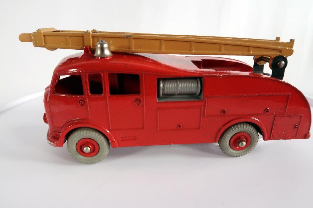 Dinky Toys 555 Fire Engine with Extending Ladder (1 of 11)