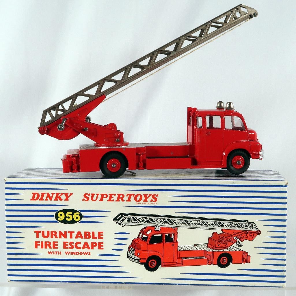 Dinky SuperToys 956 Turntable Fire Escape with windows (1 of 6)