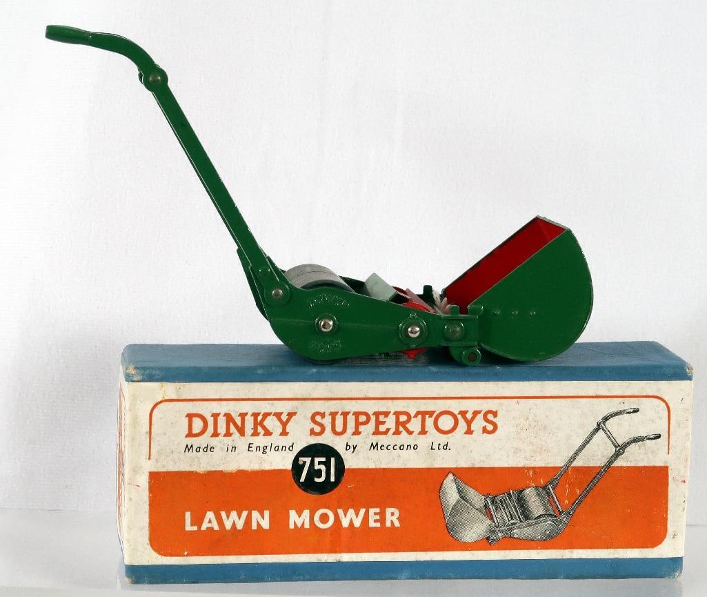 Dinky SuperToys 751 Lawnmower with basket (1 of 6)