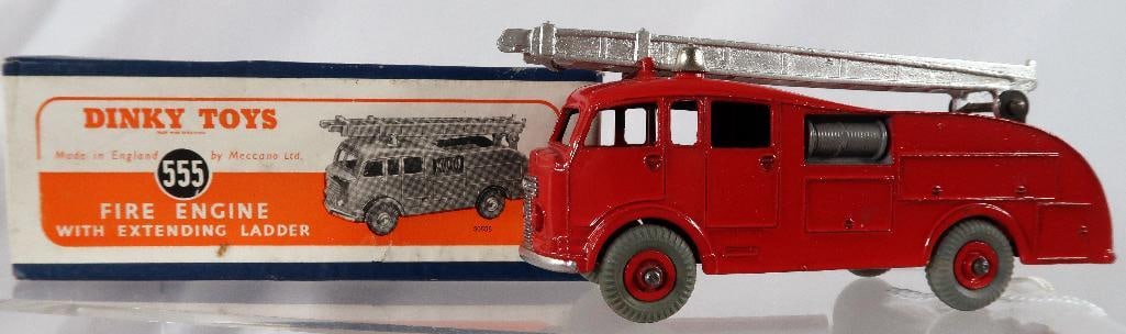 Dinky Toys 555 Fire Engine with extending ladder (1 of 6)