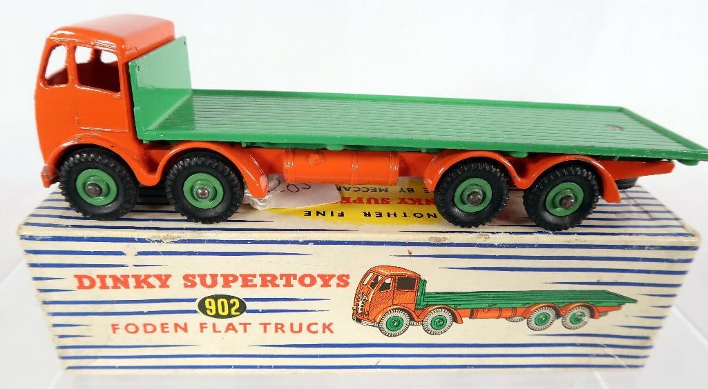 Dinky SuperToys 902 Foden Flat Truck Orange and Green (1 of 5)