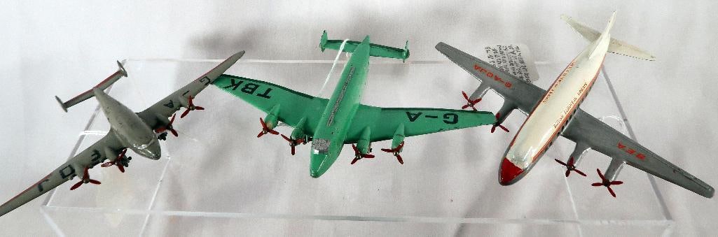 Dinky Toys 62r 4 engine Airliner/62y 4 engine Green Airliner/70b 4 engine airliner (1 of 16)