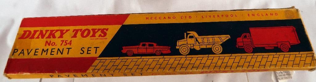 Dinky Toys 754 Pavement Set: Dinky Toys 754 Pavement Set, in C8 with its original box that shows light wear.