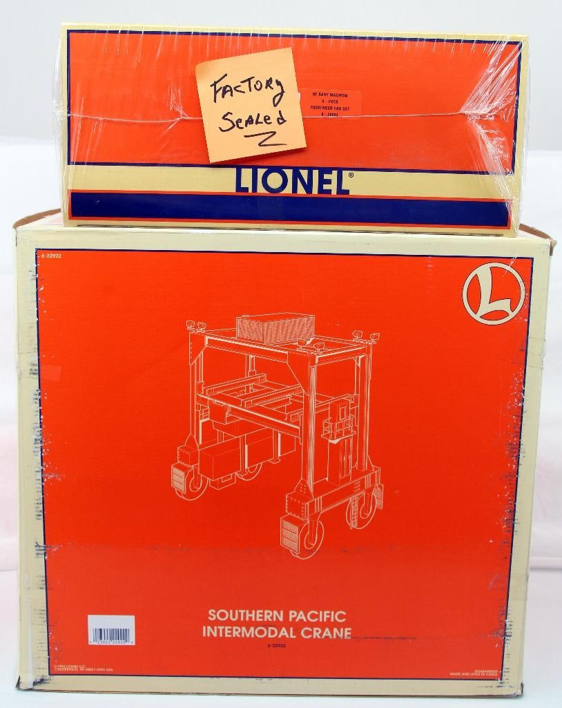 Modern Lionel O Gauge Southern Pacific Intermodal Crane and Santa Fe Baby Madison 4-pack Passenger (1 of 4)