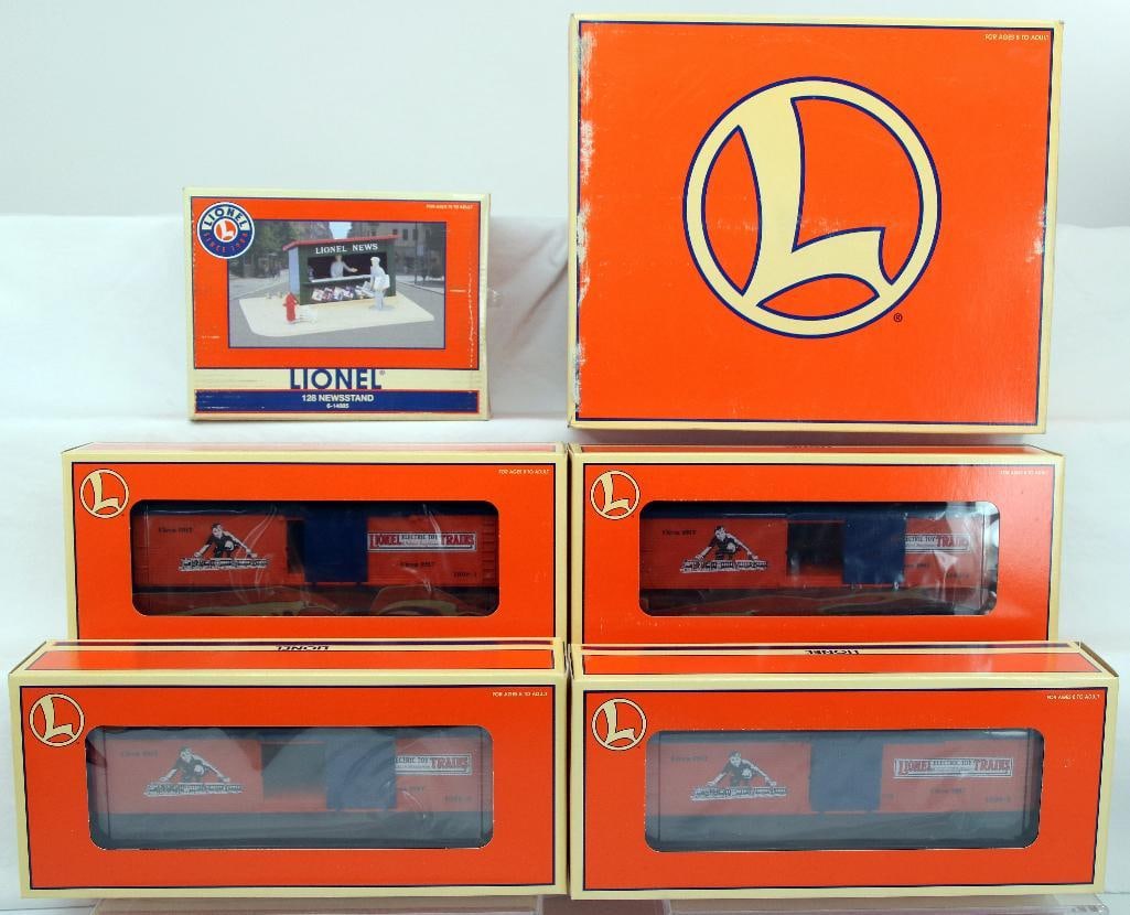Modern Lionel O Gauge 1998 Centennial Series 4 Car Woodside Reefer Set and 128 Newsstand: Modern Lionel O Gauge 1998 Centennial Series 4 Car Woodside Reefer Set and 128 Newsstand, each in C10 and each with its original box.