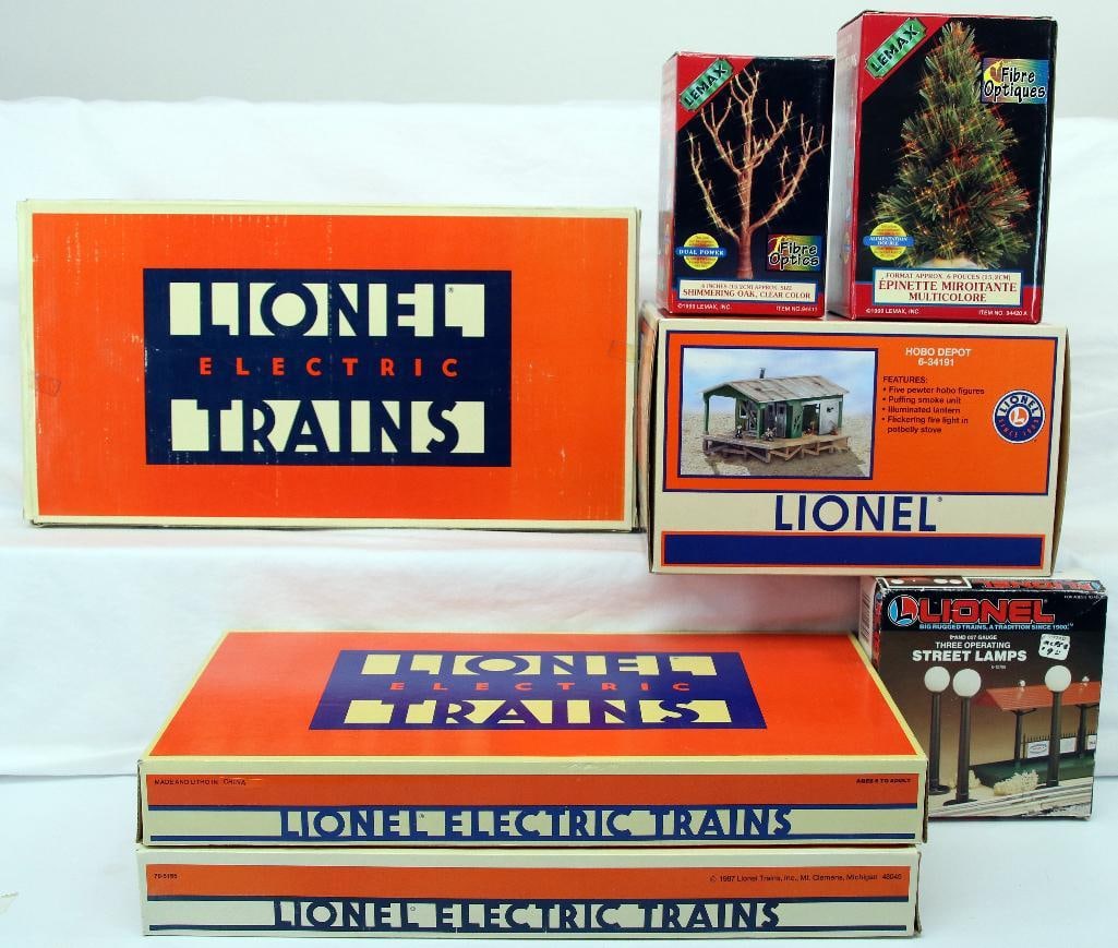 Modern Lionel O Gauge Switches/Hobo Depot/Three (3) Operating Street Lamps (1 of 5)