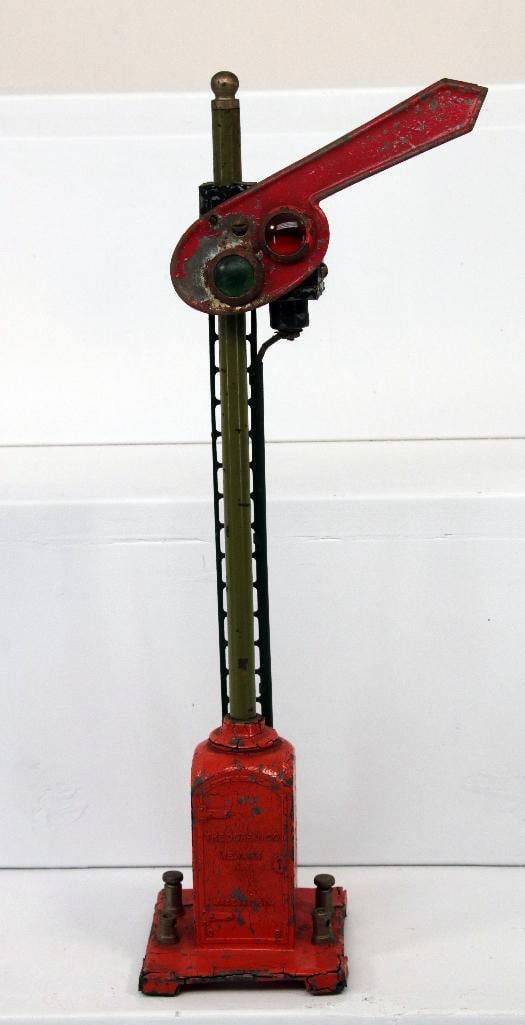Dorfan Prewar Wide Gauge 1402 Semaphore: Dorfan Prewar Wide Gauge 1402 Semaphore, in C6, with possible repainted base.