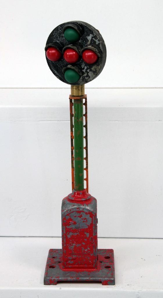 Dorfan Prewar Wide Gauge 417 Position light signal: Dorfan Prewar Wide Gauge 417 Position light signal, in C6 minus/C6. This is a rare accessory to locate.