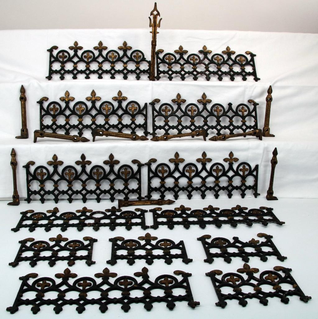 Unknown Manufacturer Prewar Standard Gauge Cast Iron Christmas Fence and Posts: Unknown Manufacturer Prewar Standard Gauge Cast Iron Christmas Fence and Posts, in C6 overall condition.