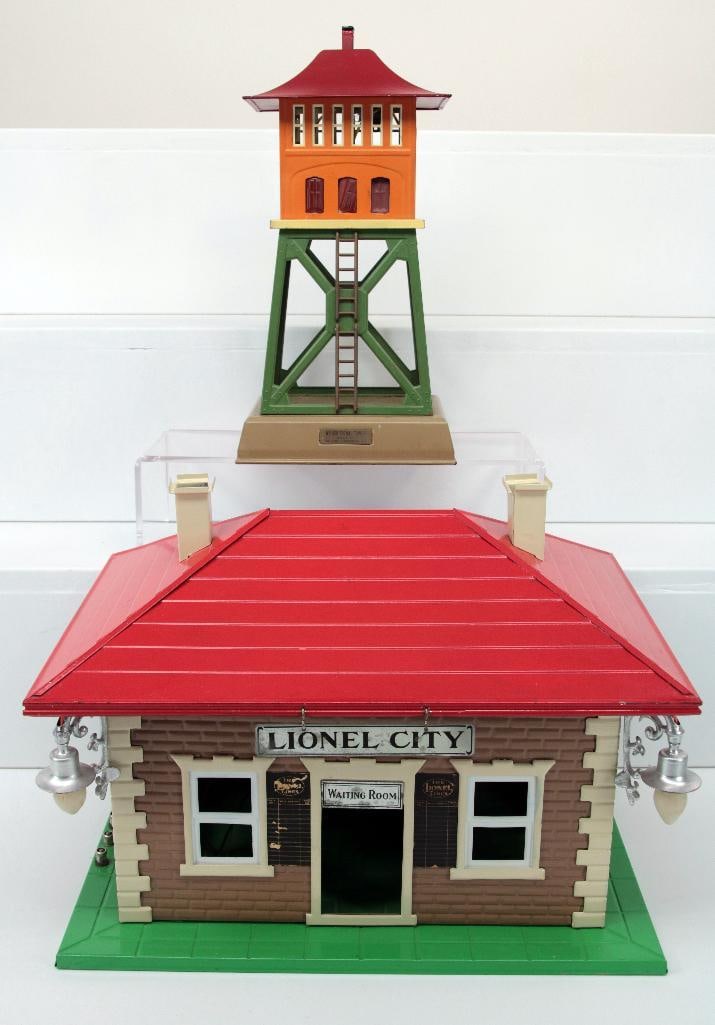 Lionel Prewar Standard Gauge 438 Signal Tower and 134 Red Roof Station (1 of 17)