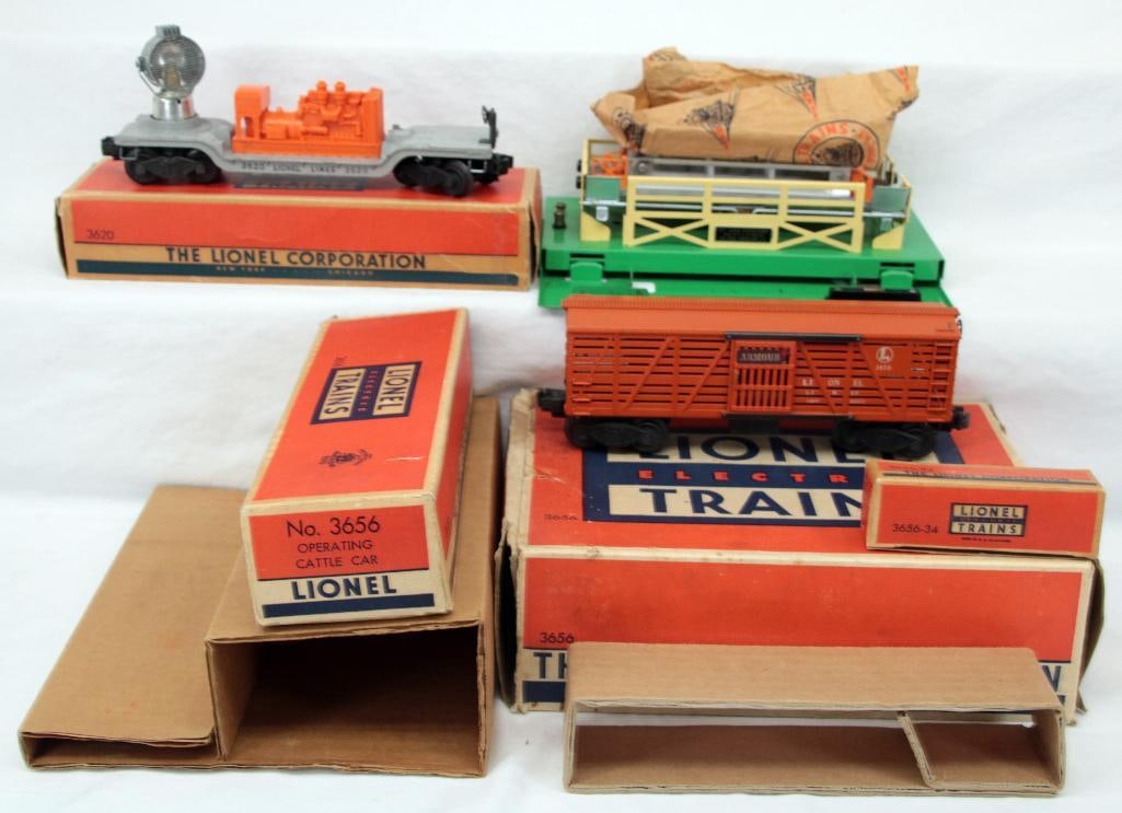 Lionel Postwar O Gauge 3656 Operating Cattle Car and 3620 Rotating Searchlight Car (1 of 12)