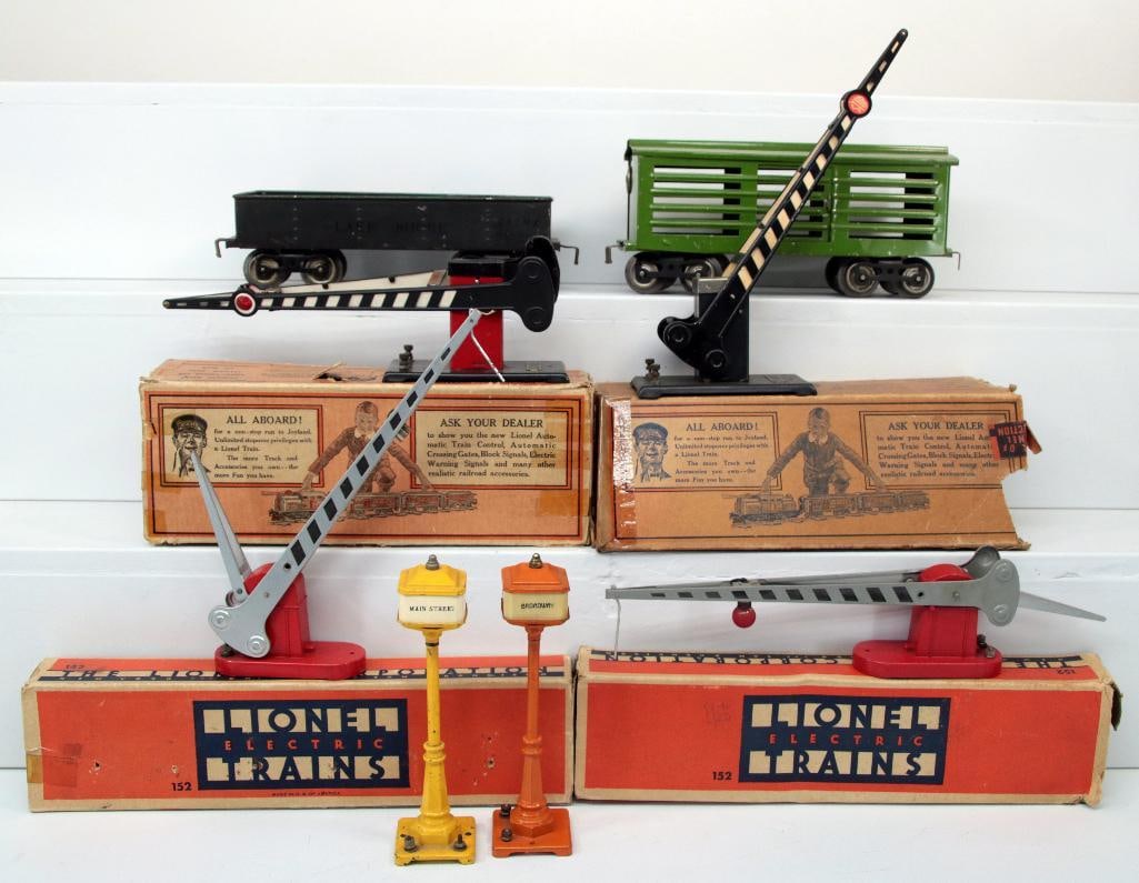 Lionel Prewar Standard Gauge Cattle Car, Gray Lakeshore Gondola, Orange and Yellow Lamps (1 of 16)