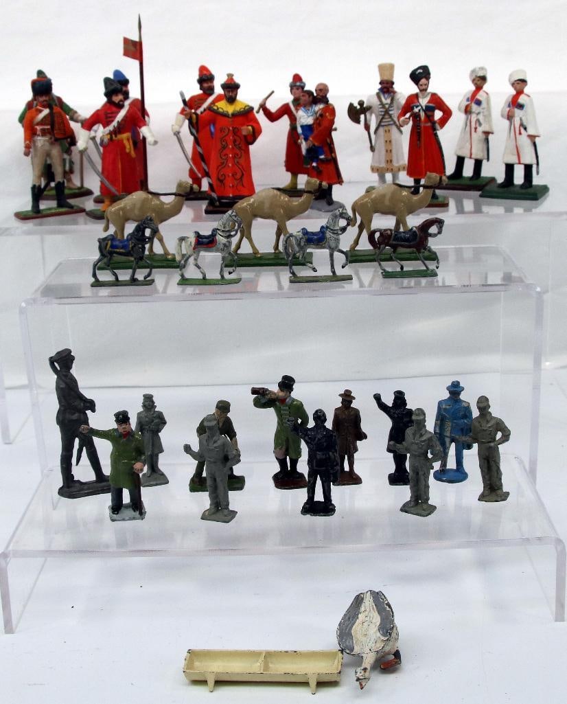 Figures Military and Indian: Lot of historic figures of Indian military, also mix of many pieces, Campbell's and our subject/civilians, in C6 overall condition, and also includes 4 mounted Arab fighters and 10 foot soldiers, 