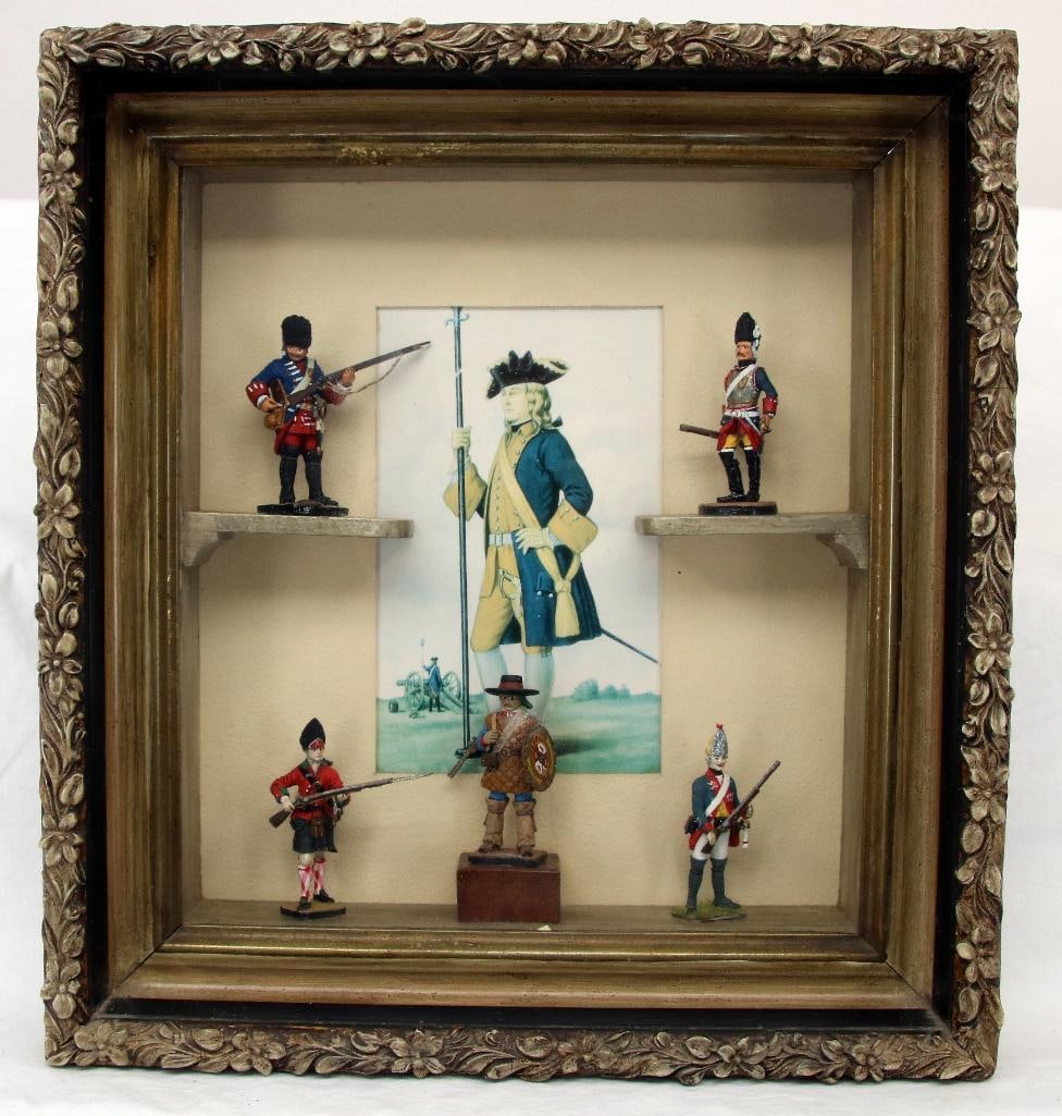 Figures Scottish Soldiers: Frame presentation of 5 Scottish soldiers with centered photo, in C6 overall condition.