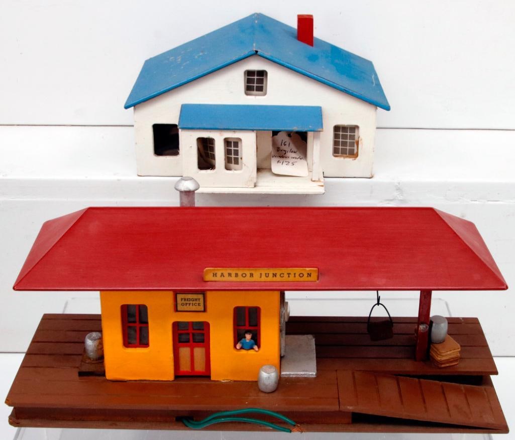 American Flyer Postwar S Gauge 274 Harbor Junction Freight Station and 161 Bungalow (1 of 8)