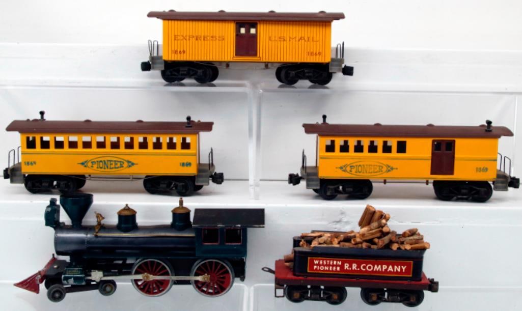 Thomas Industries Postwar O Gauge dark green General Loco and Tender and Three (3) yellow Cars: Thomas Industries Postwar O Gauge dark green General Loco and Tender and Three (3) yellow Passenger Cars, with the General Loco and Tender in C7 plus overall condition; also includes 1869 yellow Combi