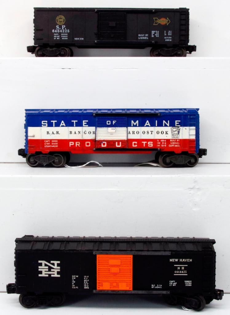Lionel Postwar O Gauge 6464 - 425/6464 - 225/Unnumbered 3494 - 275 Box Cars: Lionel Postwar O Gauge 6464 - 425/6464 - 225/Unnumbered 3494 - 275 Box Cars, in C7 overall condition. The 3494 - 275 State of Maine has a factory error in that the 3494 - 275 numbering is absent on bo