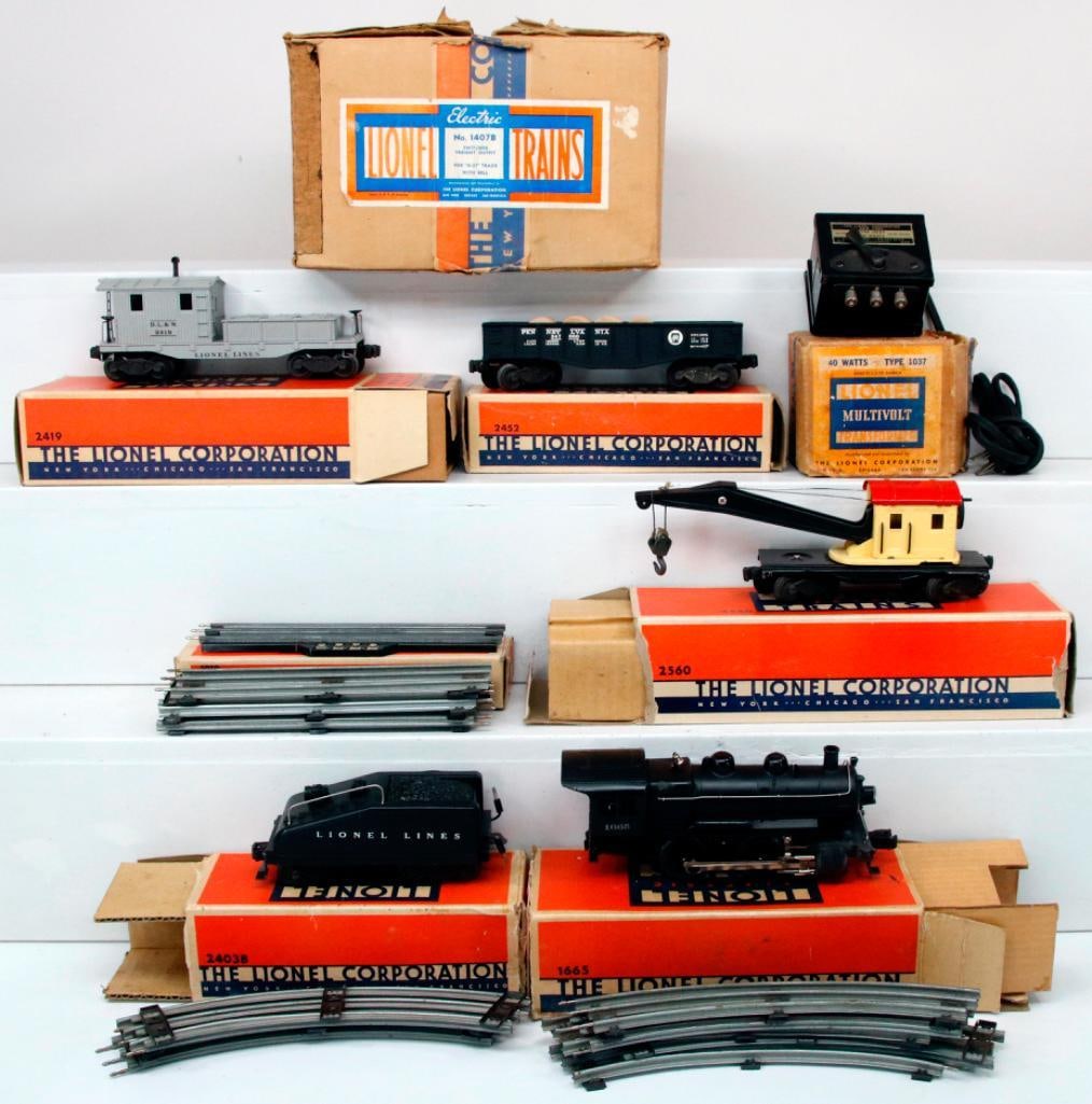 Lionel O Postwar O Gauge 1407B Switcher Freight Set Boxed: Lionel O Postwar O Gauge 1407B Switcher Freight Set Boxed, including 1665 0 - 4 - O Switcher and 2403B Slope - back Tender with ringing bell, in C7 and each with its original box; also includes 2560 C