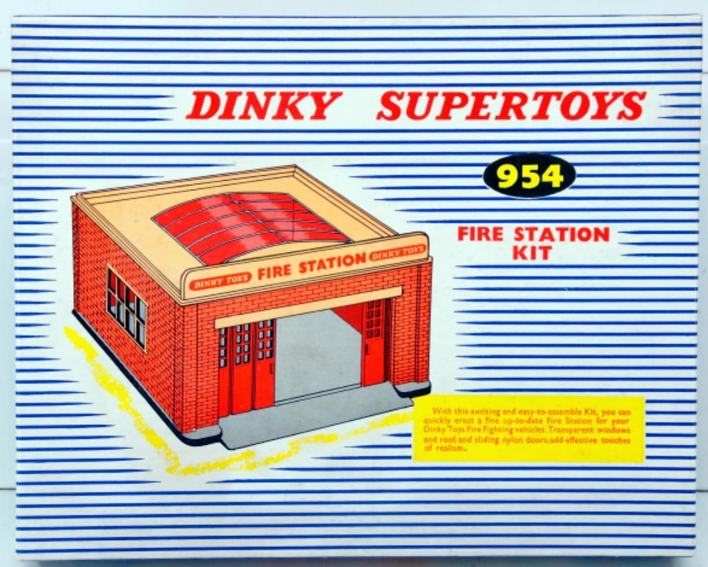 Dinky Super Toys 954 Fire Station Kit Boxed (1 of 4)