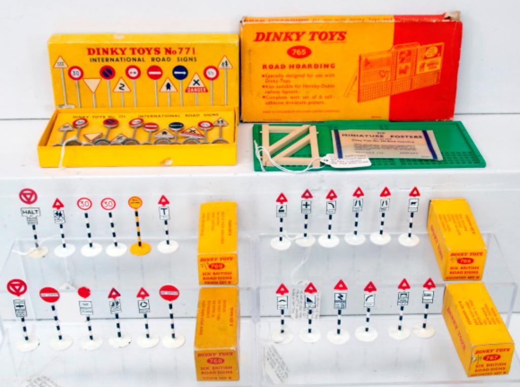 Dinky Toys Assorted Roadsigns Boxed (1 of 7)