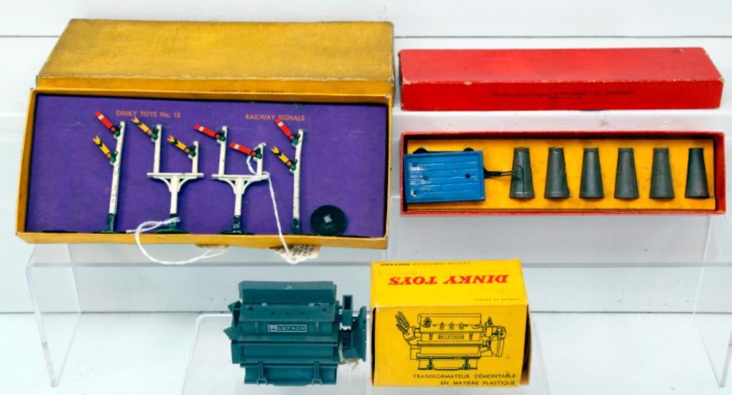 Dinky Toys No. 15 Railway Signals Boxed/833 French Plastic gray motor/A26 Railway Accessories and 02 (1 of 6)