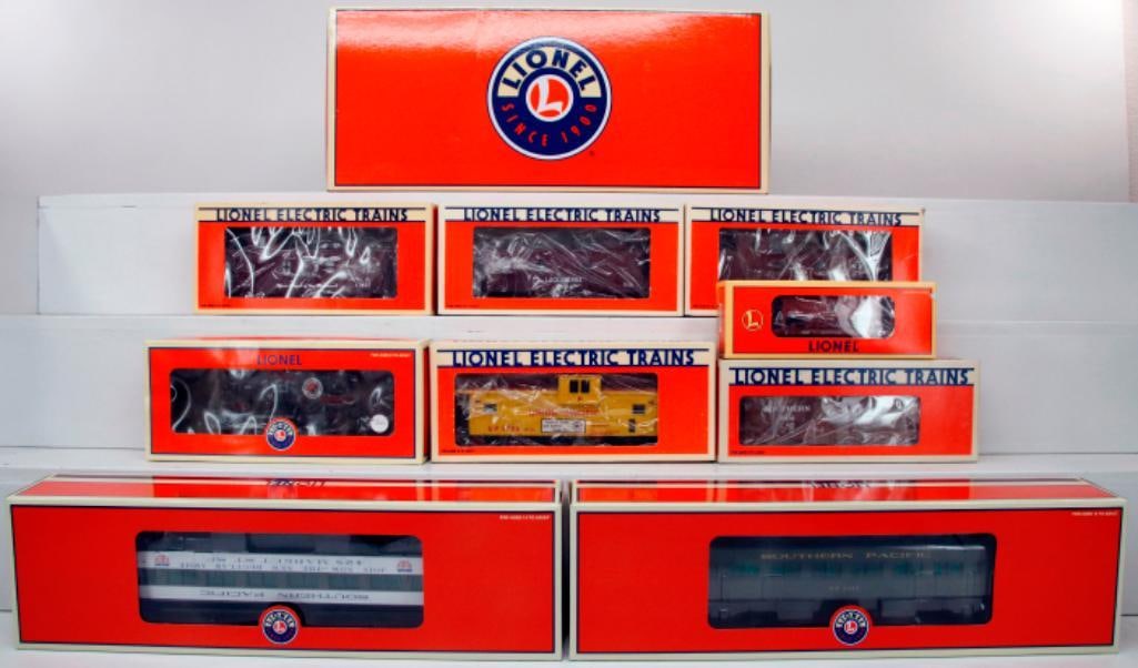Lionel Modern O Gauge SP 18 inch Coach 2 pack and Nine (9) Assorted Passenger and Freight Cars: Lionel Modern O Gauge SP 18 inch Coach 2 pack and Nine (9) Assorted Passenger and Freight Cars, including SP 18 inch 2 pack Coaches in C7 plus to C8 minus with its original box, and also including 199