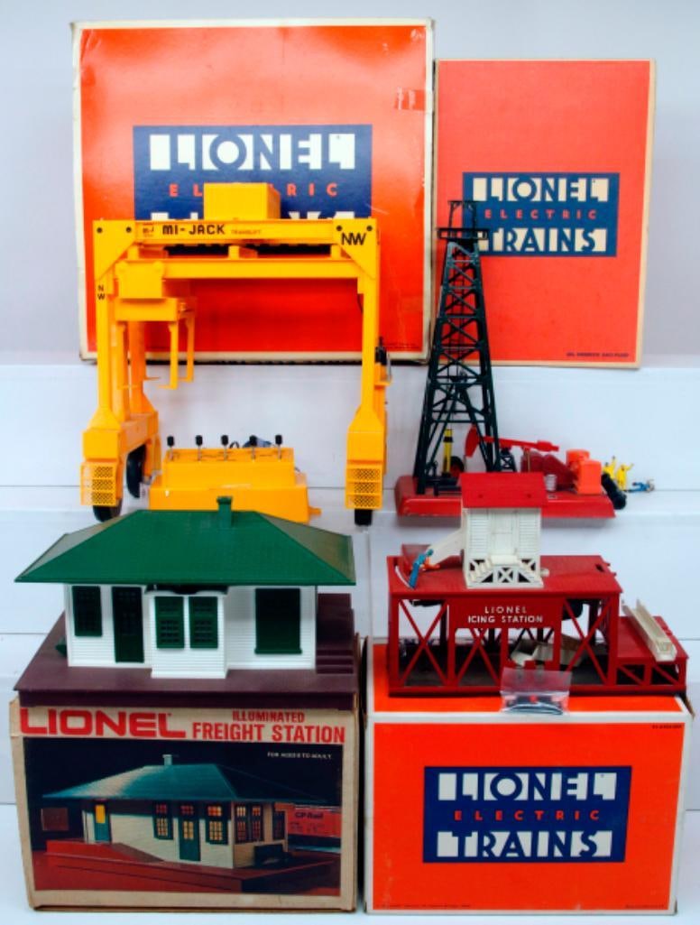 Lionel Modern O Gauge Oil Derrick and Pump/Operating Icing Station/Illuminated Freight Station (1 of 5)