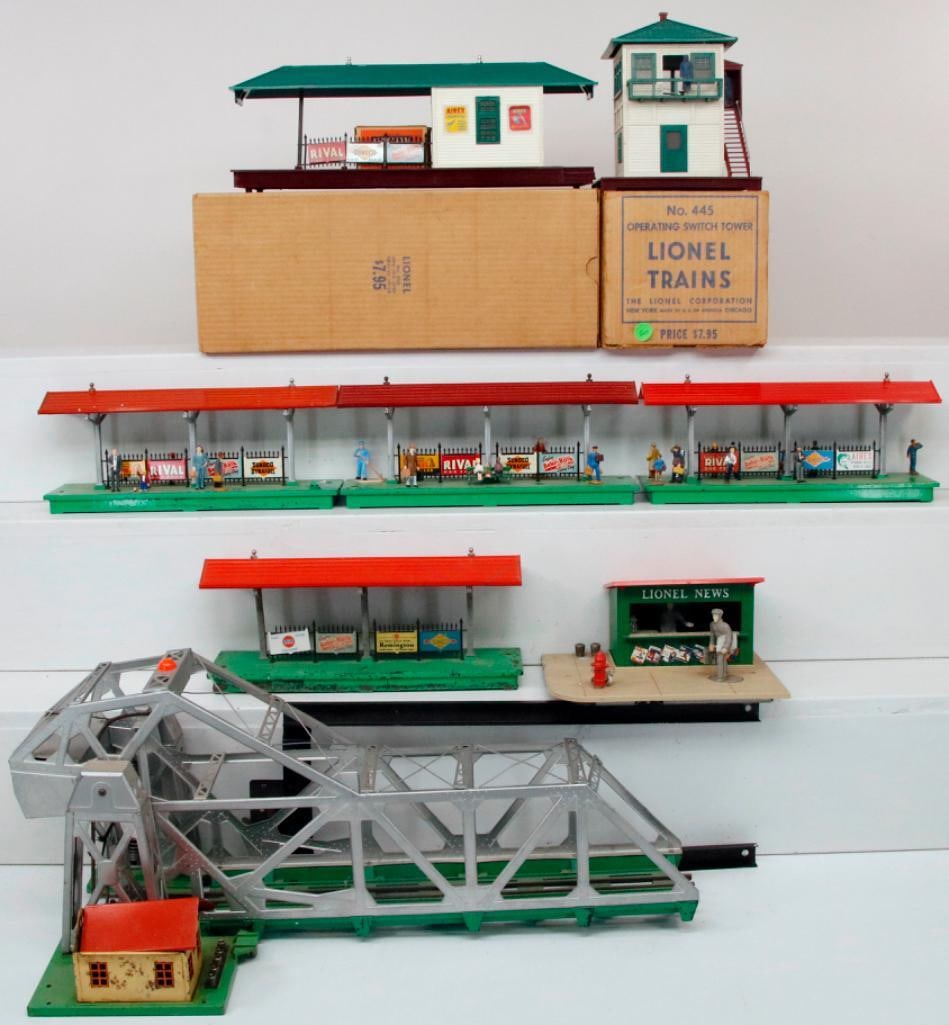 Lionel Postwar O Gauge 445 Operating Switch Tower/356 Freight Station/128 Animated Newsstand/313 (1 of 5)